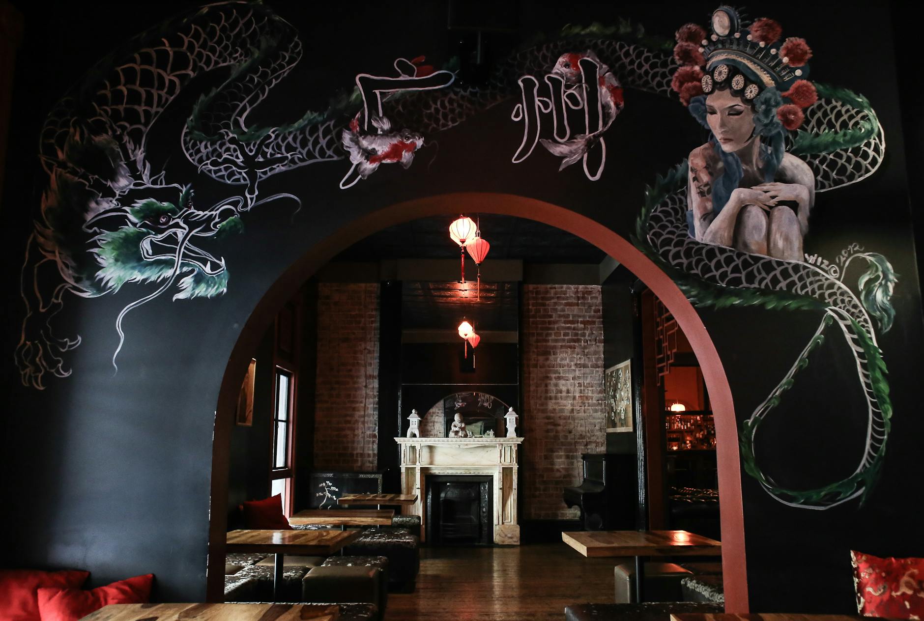 Ambiente acogedor con mural decorativo